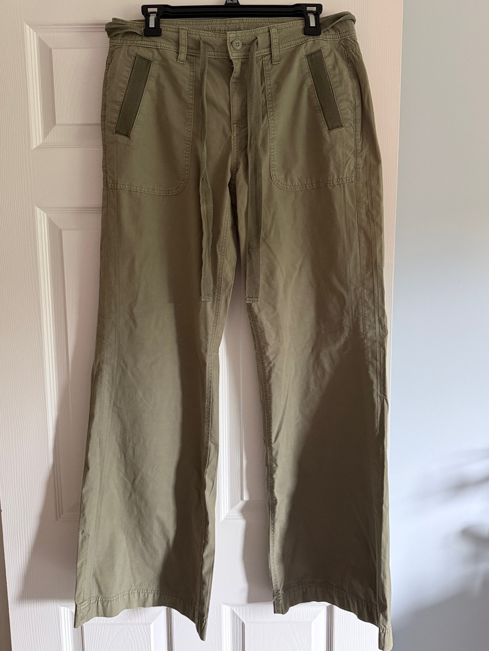 American Eagle — Low Rise Baggy pants in olive green